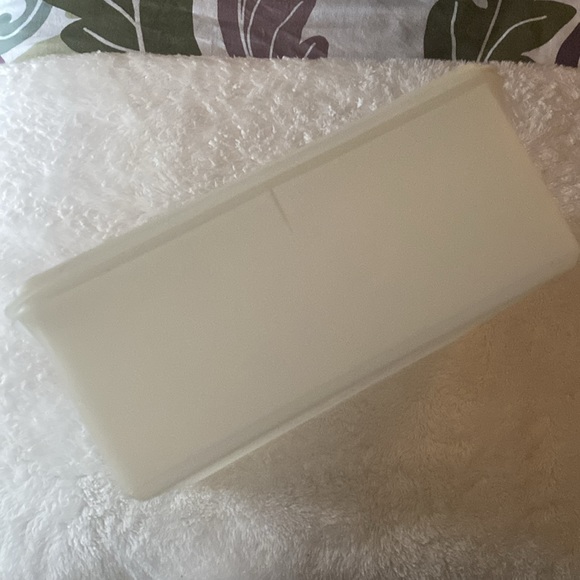 Large square vintage Tupperware container with lid - Picture 2 of 3